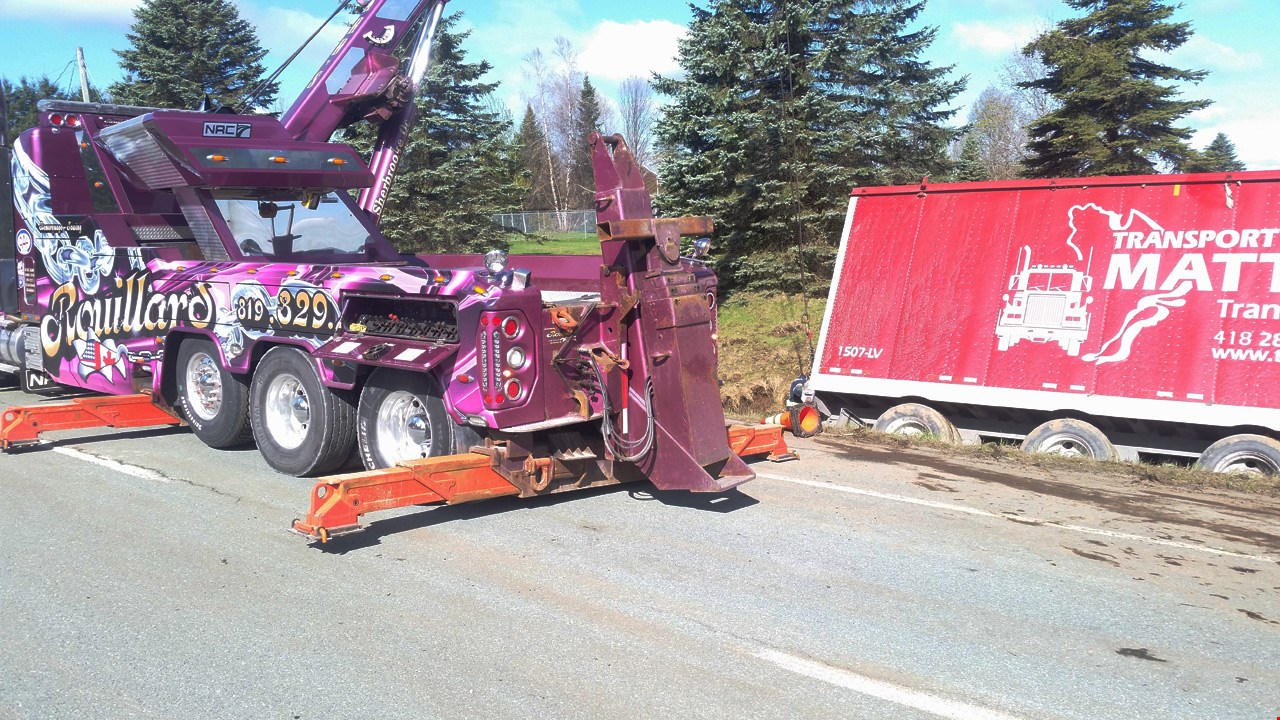 Sortie de route d'un camion semi-remorque à Lingwick
