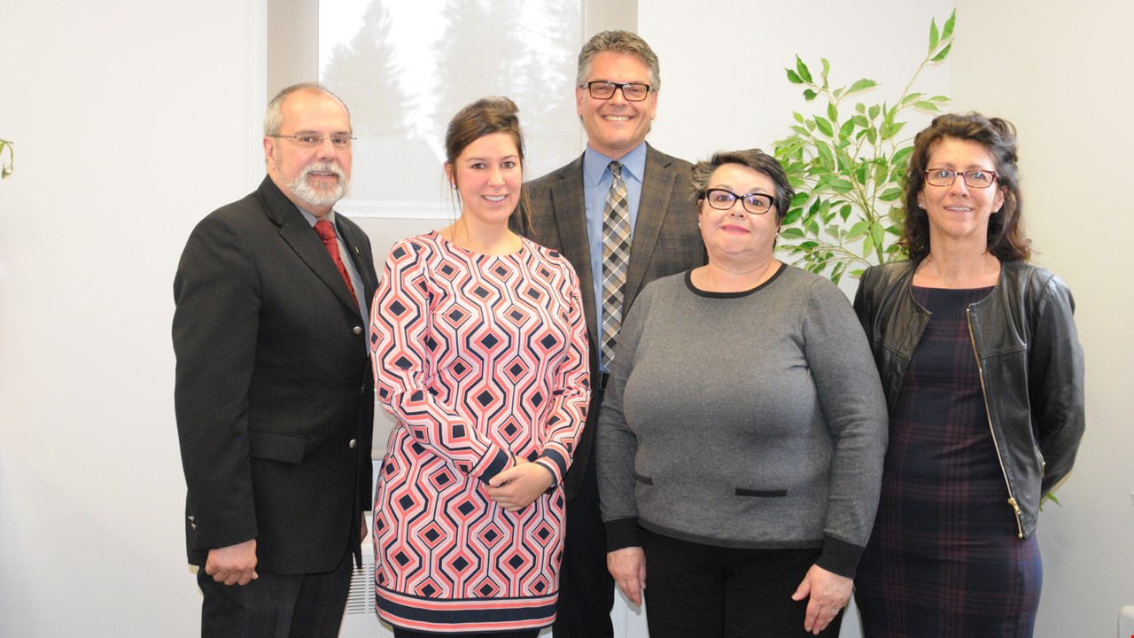 Claude Morin, maire de Saint-Georges, Véronique Veilleux, cheffe d’unité psychiatrie au CISSS de Chaudière-Appalaches, Michel Laroche, directeur santé mentale et dépendance au CISSS de Chaudière-Appalaches, Diane Faucher, attachée politique au bureau du député Paul Busque, et Céline Dion, coordonnatrice soins et services hospitaliers au CISSS de Chaudière-Appalaches.