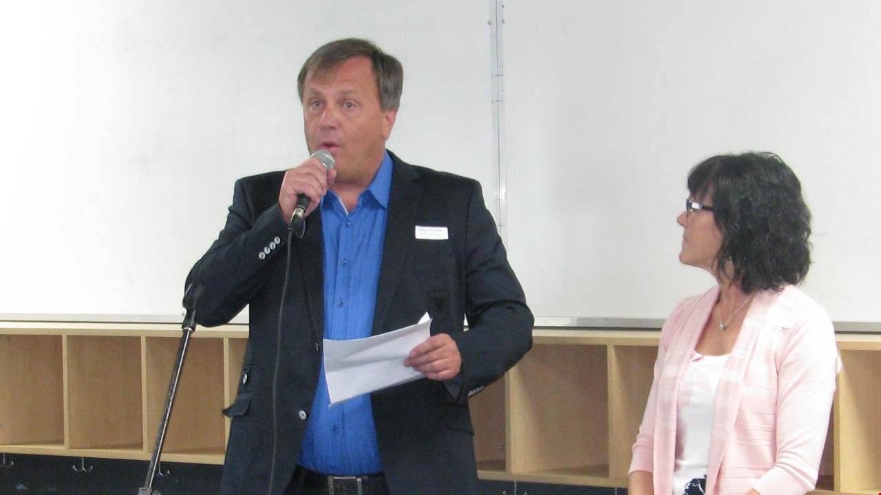 Dany Quirion, maire de Saint-Honoré-de-Shenley, faisant son discours d’encouragement aux bénévoles invités à la soirée, accompagnée de Monique Boucher, conseillère municipale et animatrice de l’évènement.
