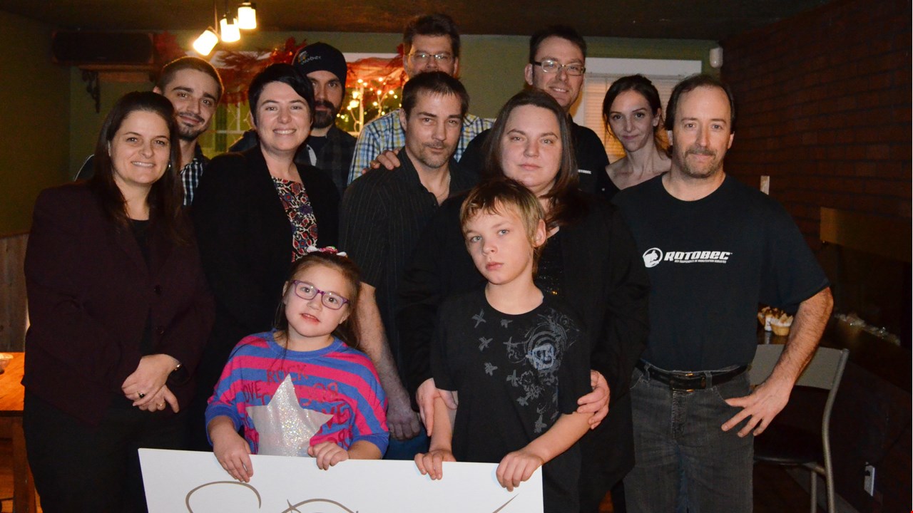 Quelques artistes ainsi que Ryan Bussière et sa famille, bénéficiaire du spectacle présentéau printemps 2015.
