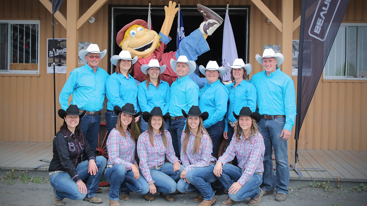 Le comité organisateur 2016 en compagnie des duchesses de la 38e édition des Festivités Western de Saint-Victor.