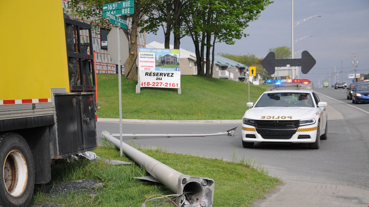 Un camion fait tomber un lampadaire sur le boulevard Lacroix à Saint-Georges