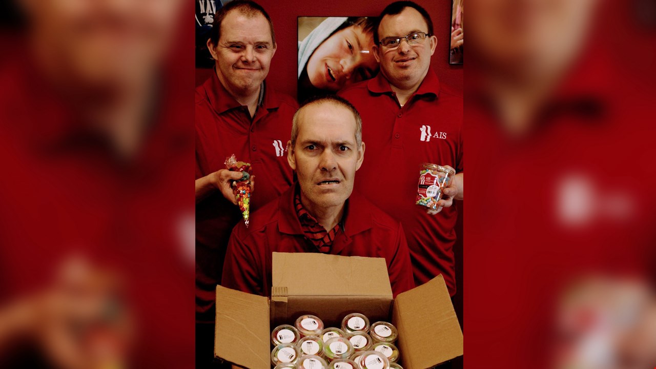 Sur la photo, dans l'ordre habituel: Bruno, Michel et Pierre qui travaillent à l'atelier de l'AIS.