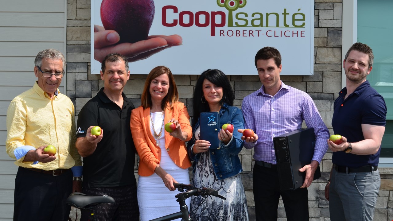 Michel Roy, président de la Coopérative de santé Robert-Cliche, Daniel Drouin (Chronocité), Nancie Allaire, directrice générale de la Coopérative, Karine Létourneau (Club Voyages Sartigan), Mathieu Gravel (Solutions GA) et Louis-Daniel Jobidon (IGA Pierre Jobidon). Absente de la photo : Marie-Eve Poulin (NRJ Spa Nordique).