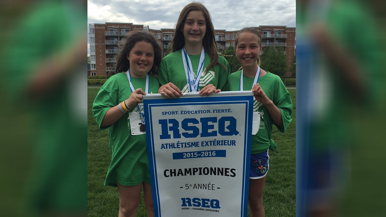 Au niveau collectif, l'équipe de cinquième année féminin, formée de Kayla Giroux, Lorie Tanguay et Anne-Marie Bégin, remporte la bannière de championnat et établit un autre record au total des points accumulés.