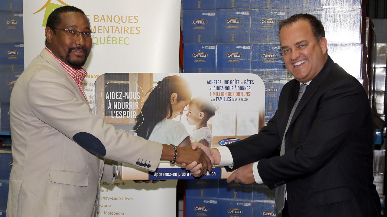 De gauche à droite, le directeur général des Banques alimentaires du Québec, Zakary O. Rhissa, et le directeur des ventes pour l’est du Canada chez Catelli, Alain Gagnon.