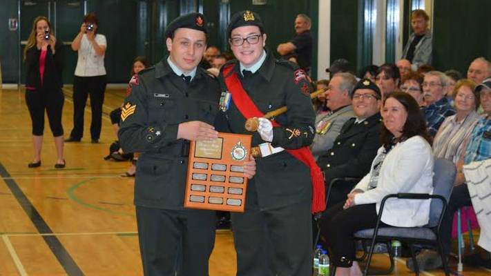 Plusieurs cadets sont honorés lors de la 54e revue annuelle du Corps 2680