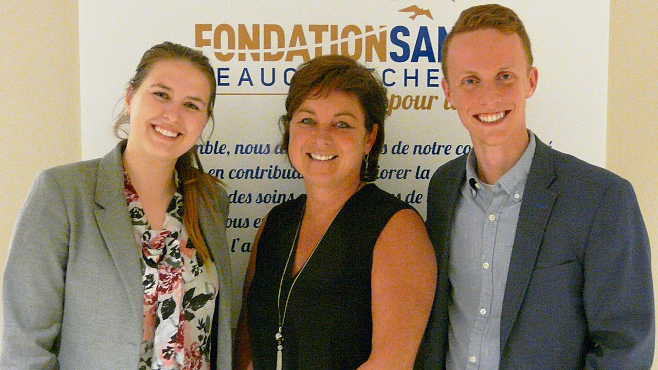De gauche à droite: Elen Garnier, avocate chez Bernier Beaudry; Manon Veilleux, présidente de la Fondation Santé Beauce-Etchemin et Alexandre Toulouse, président directeur-général ANA Alternative adaptée.