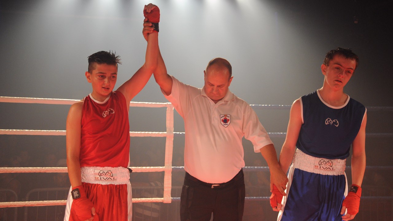 Emeric Fecteau (en rouge) a triomphé de son adversaire Samuel Fortier (en bleu) lors du combat de la soirée.