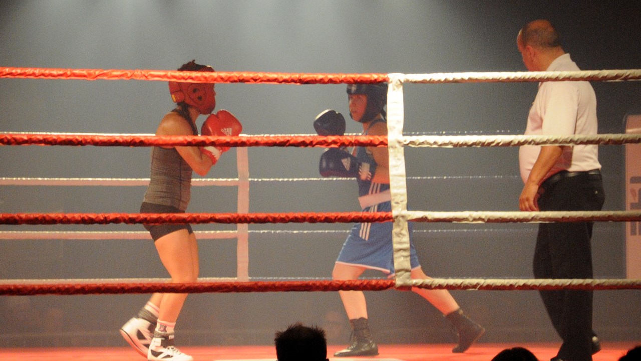 Claudia Labbée (en rouge) et Audrey Bernier (en bleu) se sont affrontées lors d'un combat d'exhibition.