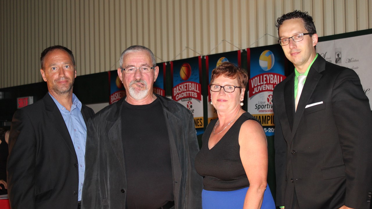 Eric Dallaire, responsable des sports, Marc Morin et Luce Poulin sont les invités d'honneur et Jean-François Poulin, responsable du gala sportif.