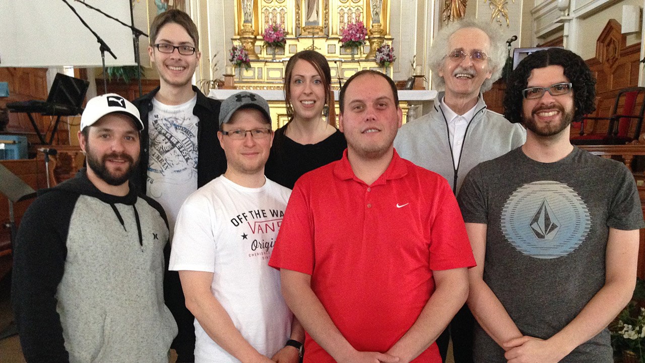 Les musiciens Keven Quirion, Tommy Guay, Jonathan Larochelle, Daniel Grenier, Jean-Michel Grenier, Marie-Pierre Grenier et leur directeur musical Pierre Grenier.