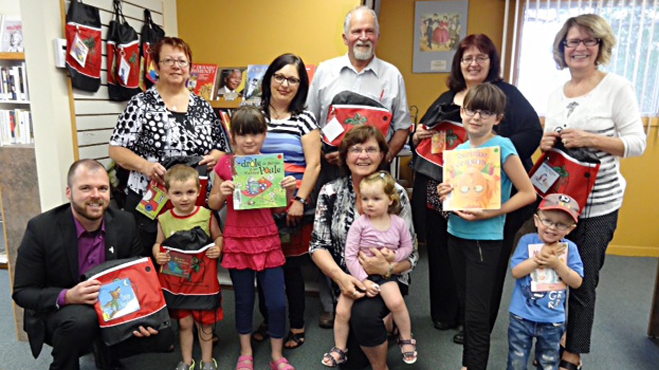 De gauche à droite : Vincent Lemieux, coordonnateur des services éducatifs CSBE; Christine Caron, mairesse St-Simon-les-Mines; Annie Aubin, agente de regroupement du programme Vers l'avant 0-5 ans; Pierre Bégin, maire de Notre-Dame-des-Pins; Ghislaine Turmel, vice-présidente du conseil des Commissaires CSBE; ainsi que Lyette Roy, responsable de la biblio Le Signet.