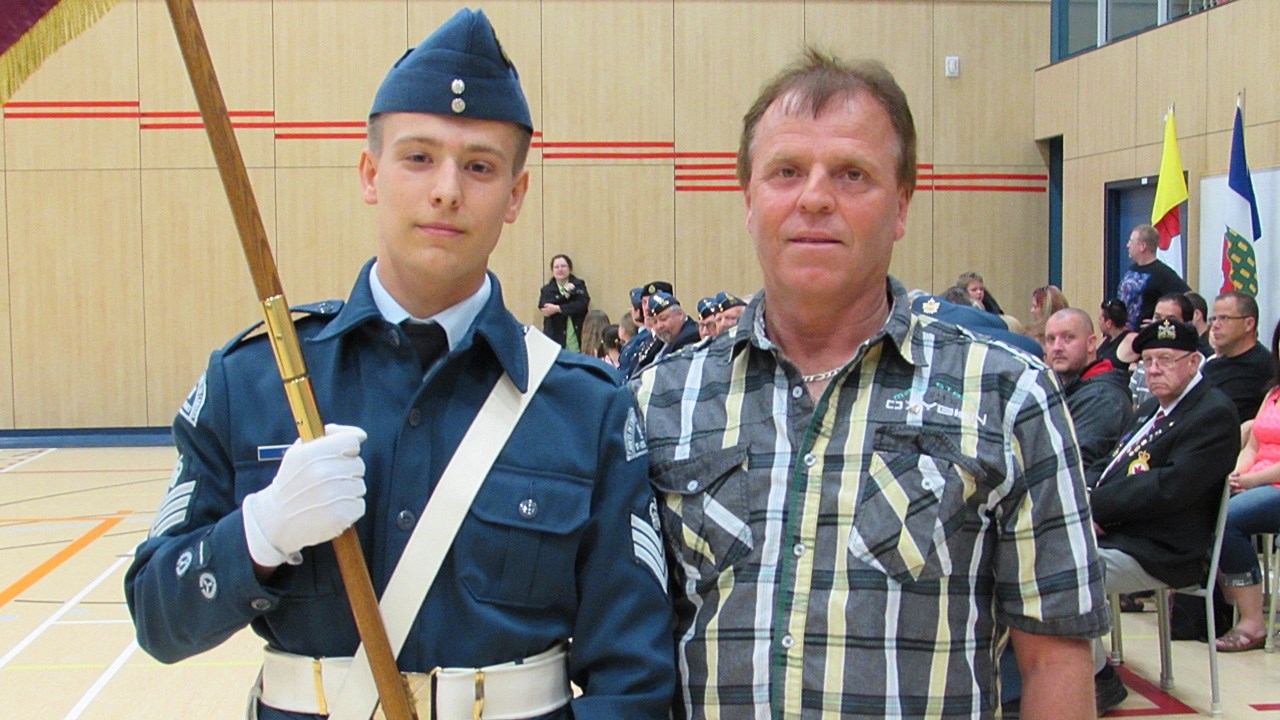 Gaétan Vachon, président du Club des Lions qui remet le prix de la meilleure section au sergent de section Alexis Roy de Tring-Jonction.
