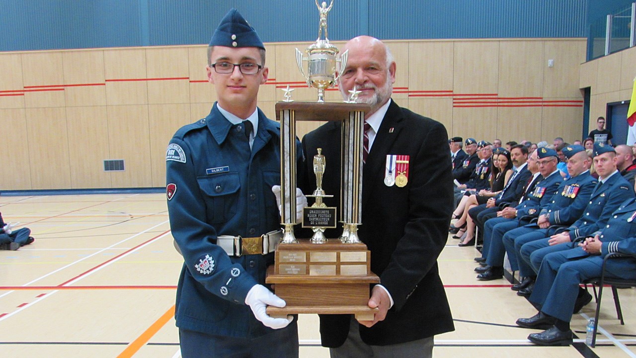 Gabriel Gilbert de Vallée-Jonction recevant un prix des mains de Daniel Maheu, conseiller à la Ville de Saint-Joseph de Beauce.
