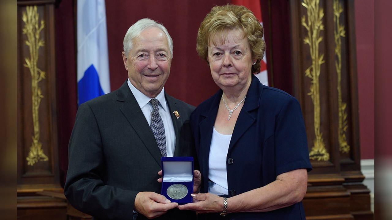Cécile Talbot (à droite) fait partie des six bénévoles de l'ABBS qui ont reçu la médaille du lieutenant-gouverneur le 4 juin dernier.