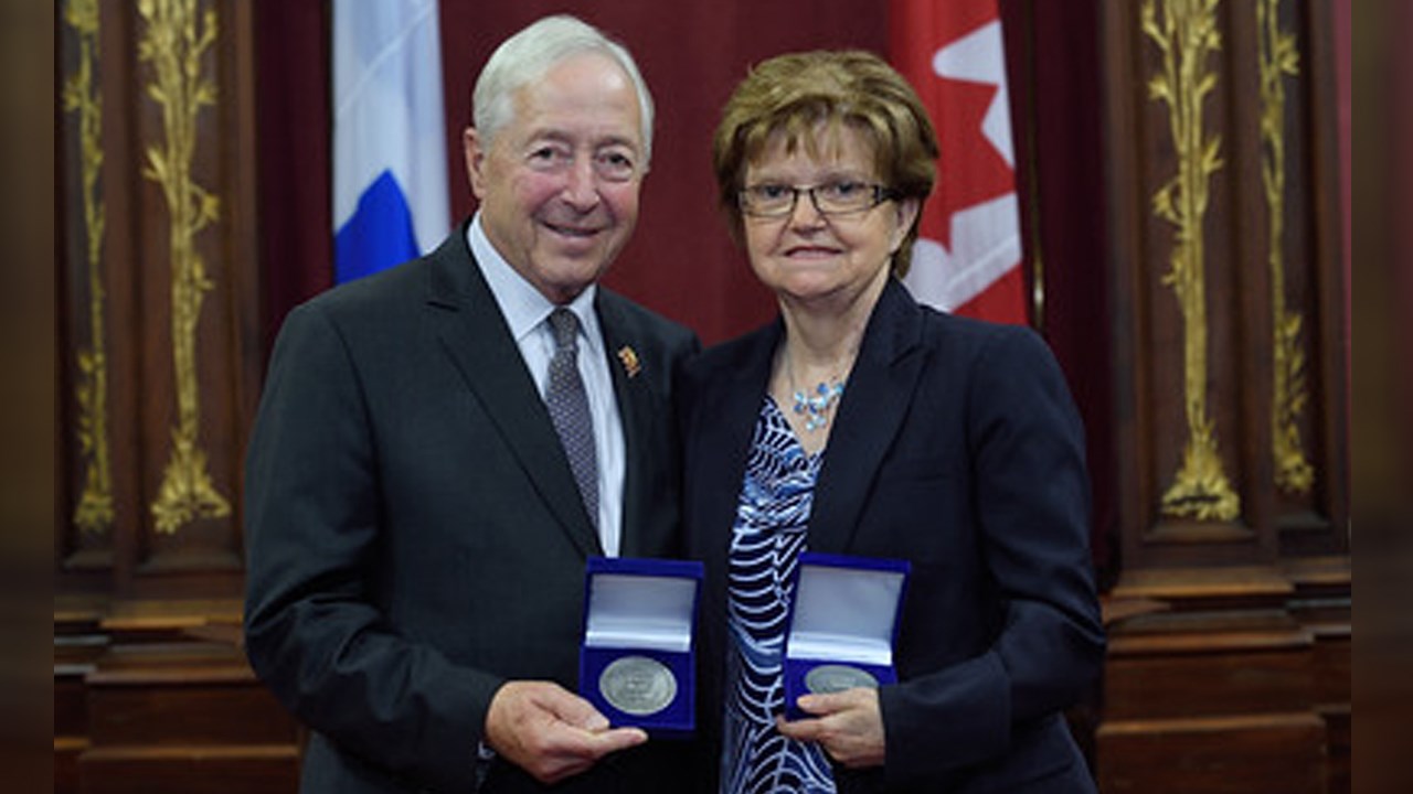 Micheline Dorval (à droite) fait partie des six bénévoles de l'ABBS qui ont reçu la médaille du lieutenant-gouverneur le 4 juin dernier.