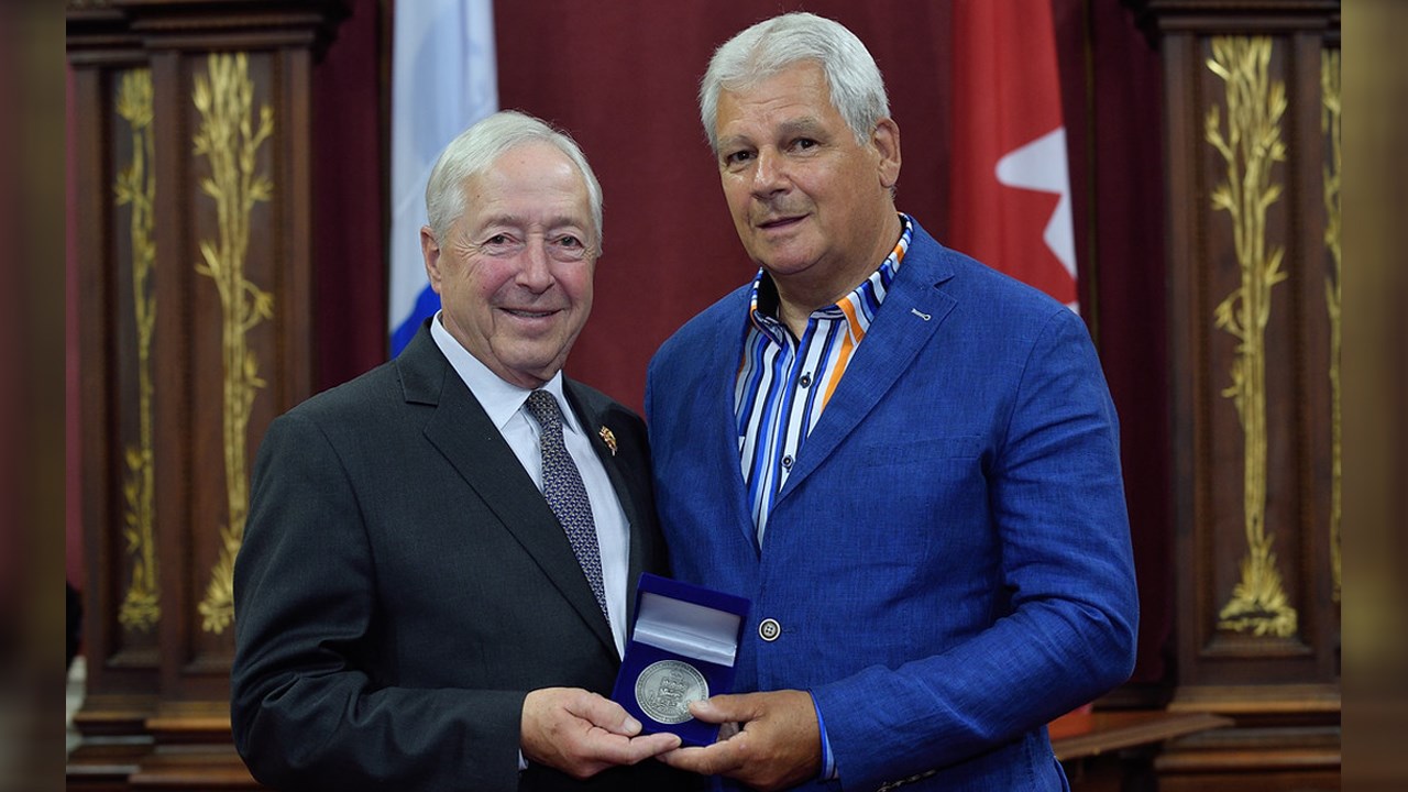 Raymond Poulin (à droite) fait partie des six bénévoles de l'ABBS qui ont reçu la médaille du lieutenant-gouverneur le 4 juin dernier.