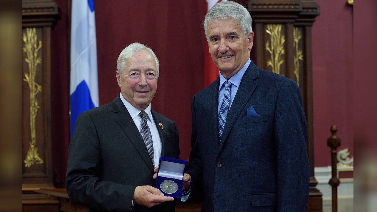 André Veilleux (à droite) fait partie des six bénévoles de l'ABBS qui ont reçu la médaille du lieutenant-gouverneur le 4 juin dernier.