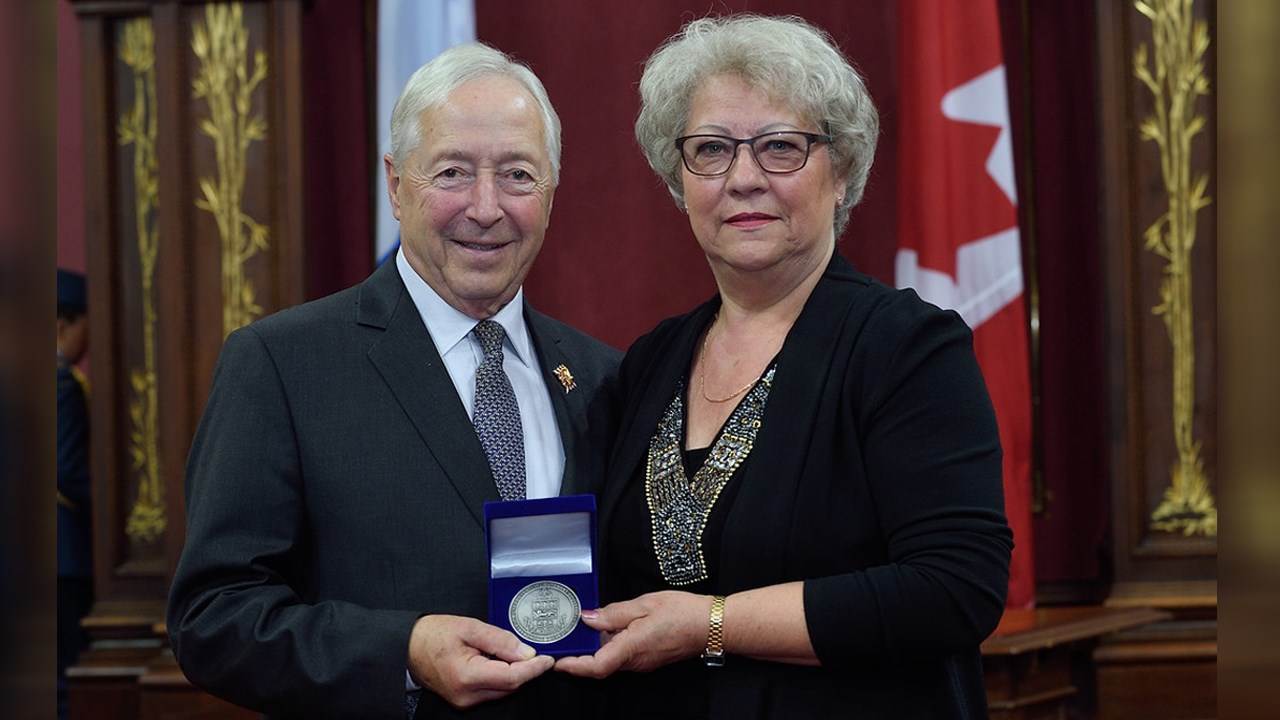 Jeanne Beaudoin (à droite) fait partie des six bénévoles de l'ABBS qui ont reçu la médaille du lieutenant-gouverneur le 4 juin dernier.