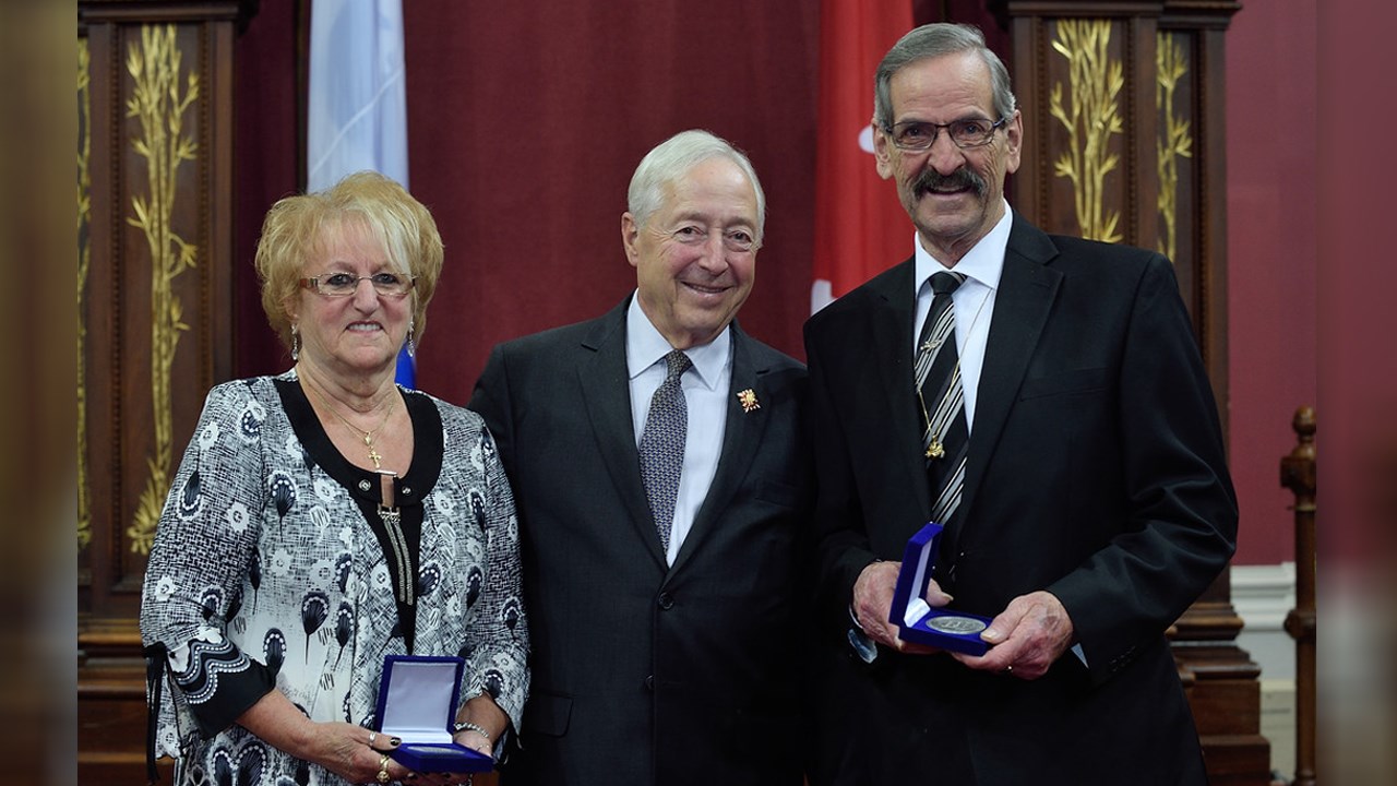 Ginette Thibodeau (à gauche) et Gaétan Morissette (à droite) font partie des six bénévoles de l'ABBS qui ont reçu la médaille du lieutenant-gouverneur le 4 juin dernier.