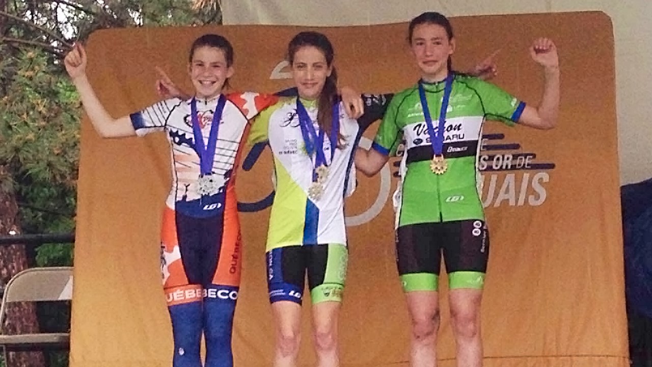 Chez les Peewee, Évelyne Lacasse (à droite) est montée sur le podium avec une troisième position au cumulatif.