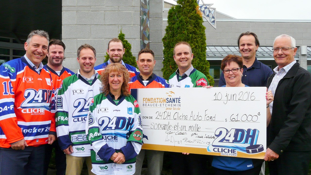 De gauche à droite: Sylvain Cliche, propriétaire de Cliche Auto Ford; Jean-Pierre Lessard, propriétaire de Hockey Zone LJP; France Bégin, co-propriétaire de pièces d’autos Fernand Bégin; Vincent Doyon, Louis Larochelle, François Dupuis et Carl Breton, membres du comité organisateur; Sonia Chabot, assistante infirmière chef à l‘UME à l’Hôpital de Saint-Georges; Denis Lafontaine, directeur-adjoint programme jeunesse; Paul Veilleux, trésorier de la Fondation Santé Beauce-Etchemin.
Absent sur la photo : Jean-Daniel Drouin, membre du comité organisateur.