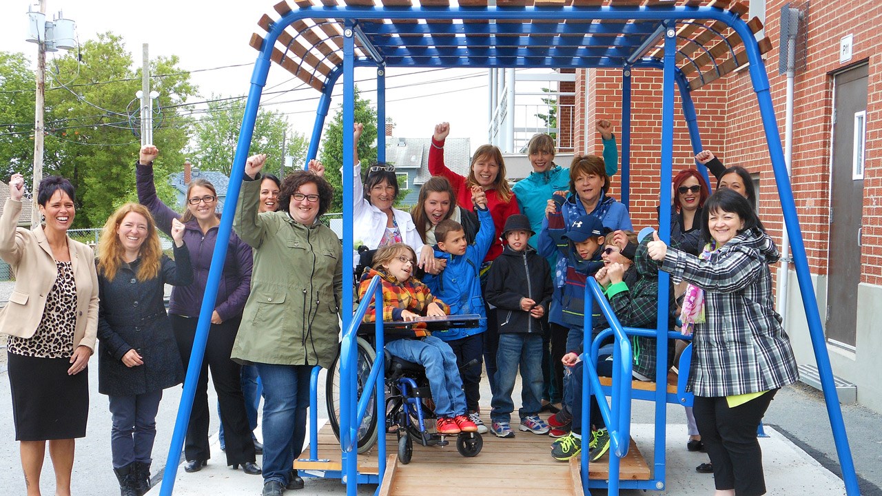 Cette balançoire permet aux élèves en fauteuil roulant de mieux profiter de leur temps de récréation tout en étant un bon outil de socialisation entre les élèves des classes régulières et ceux qui ont des besoins spéciaux.