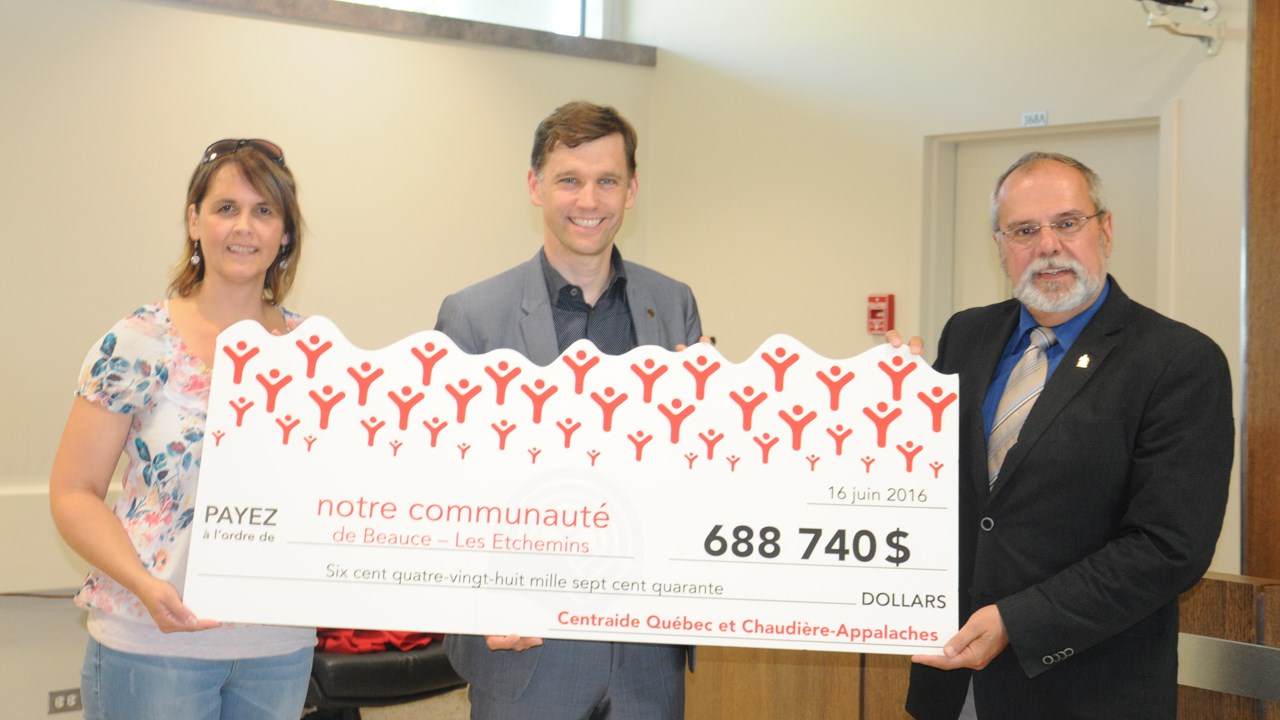 La directrice du Berceau, Tania Poulin, le président-directeur général de Centraide de la région Québec—Chaudière-Appalaches, Bruno Marchand, et le maire de Saint-Georges, Claude Morin, ont dévoilé un montant de près de 700 000 $ qui sera divisé parmi 20 organismes de la Beauce et des Etchemins.