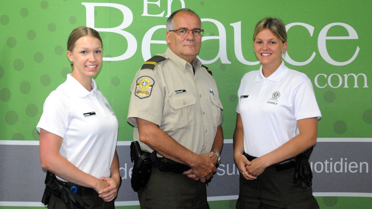Les cadettes policières Joannie Nadeau (à gauche) et Marité Bolduc (à droite) seront sous la supervision du sergent Mario Thiboutot (au centre) et du capitaine Daniel Desmarais (absent).
