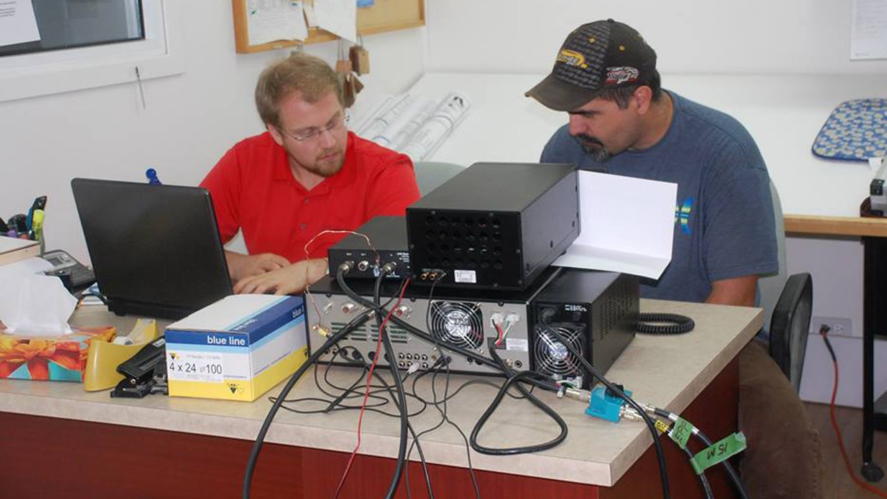 Olivier Mathieu et Carl Veilleux font tous deux partie du Club de radioamateur de Beauce.