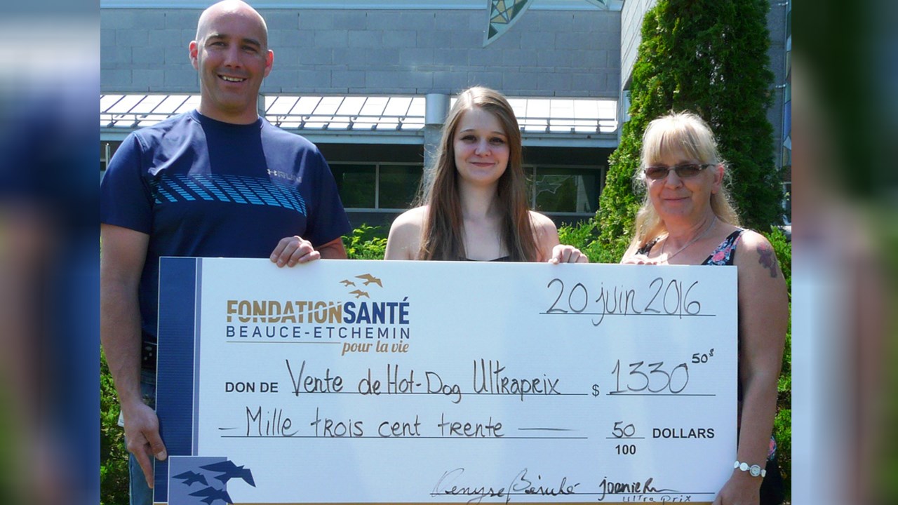 De gauche à droite, Pascal Mercier, administrateur pour la Fondation Santé Beauce-Etchemin, Joanie Bérubé-Rodrigue et Denyse Bérubé, employées chez Ultra Prix.