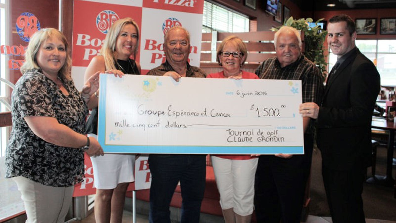 De gauche à droite, Lyse Perron, coordonnatrice Opérations et Services du Groupe Espérance et Cancer, Nicole Grondin du comité organisateur du tournoi de golf, Marc Giguère, commanditaire Beauce Émondage, Louise Duquette du comité organisateur, Jean-Marc Giguère président du C.A. du groupe Espérance et cancer et Jesse Grondin du comité organisateur.