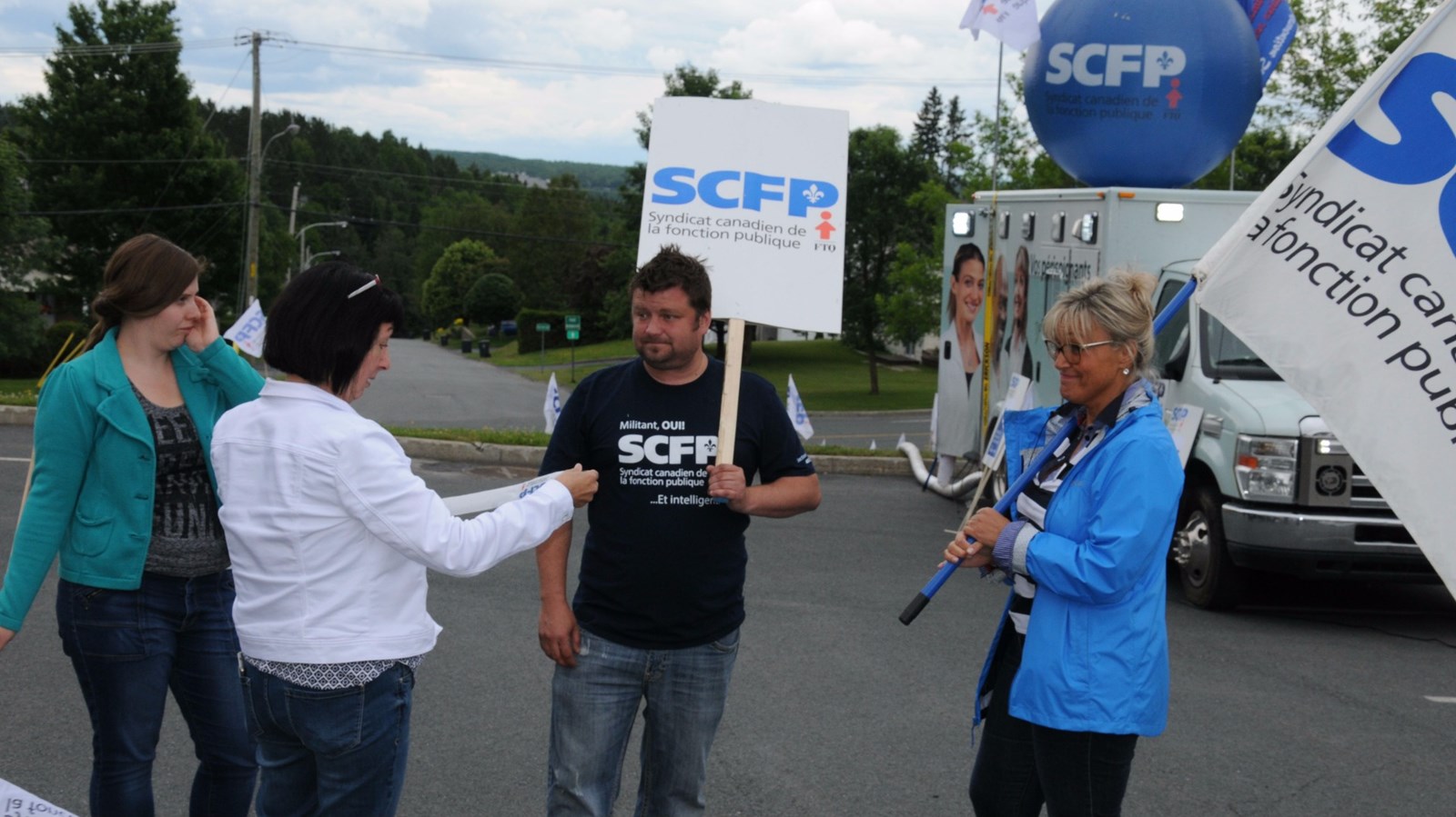 Le SCFP manifeste à Saint-Georges pour se porter à la défense des CLSC