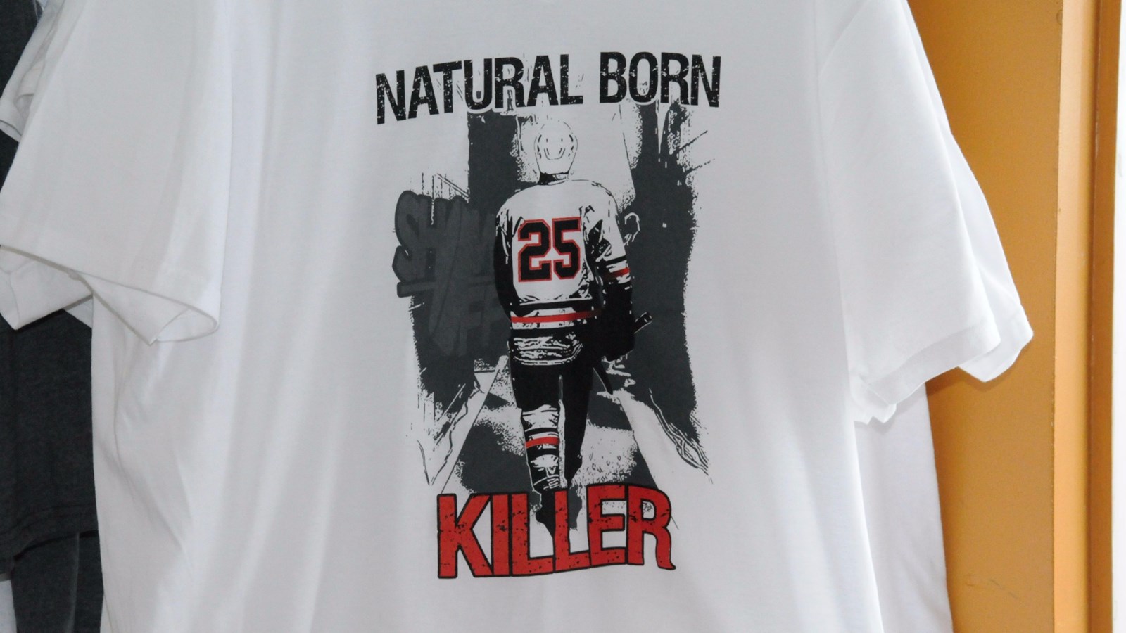 Show off Clothing lance un t-shirt pour honorer la carrière du hockeyeur Steve Tardif