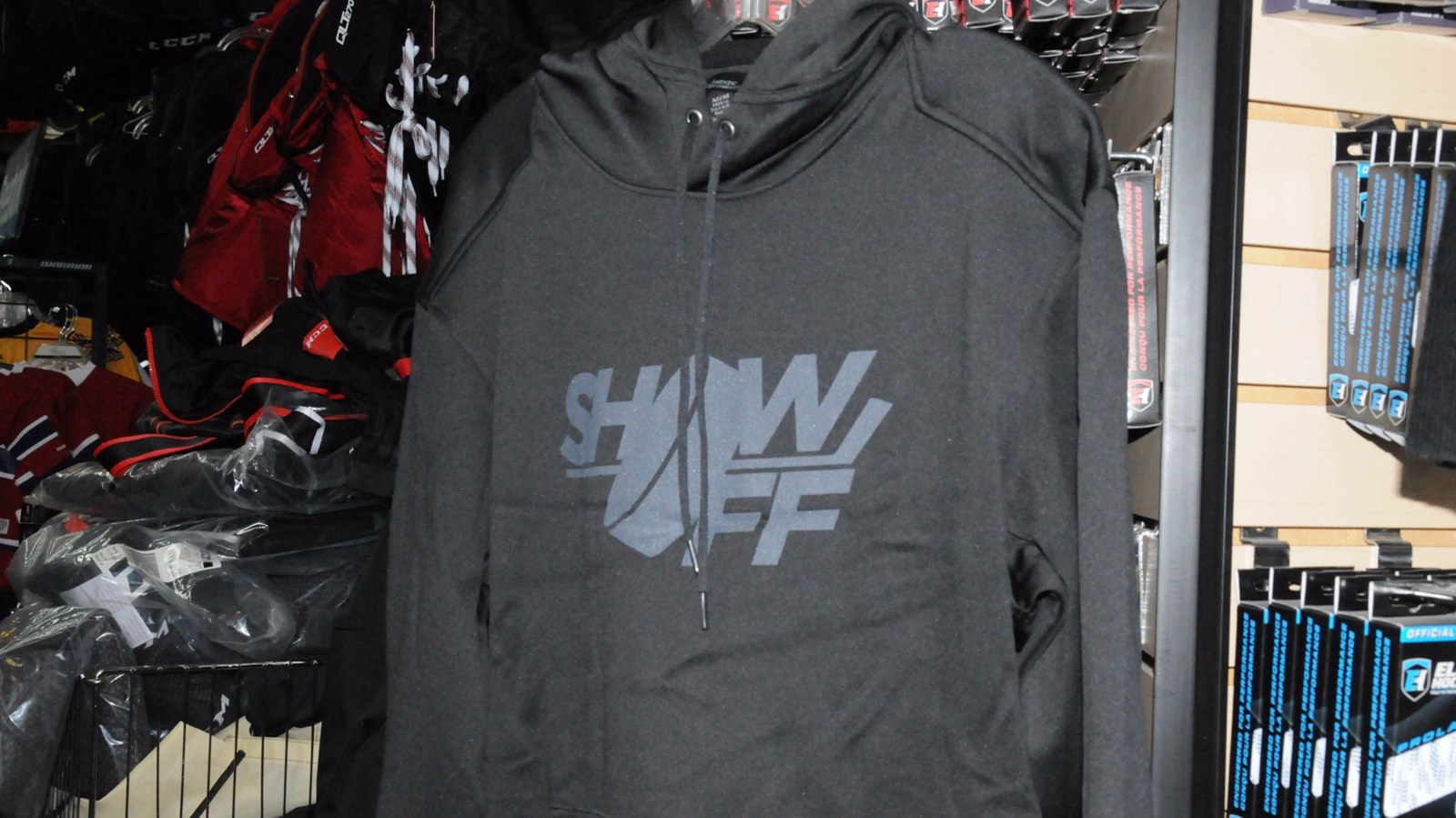 Show off Clothing lance un t-shirt pour honorer la carrière du hockeyeur Steve Tardif