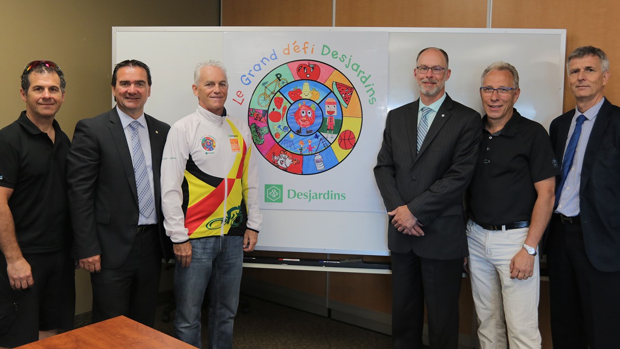 De gauche à droite, les organisateurs de l'événement :Daniel Drouin de Chronocité, Donald Paquet de la Caisse Desjardins du Sud de la Chaudière, Louis Pinette, coordonnateur du projet. Alain Sauvé de la Caisse Desjardins du Sud de la Beauce et Yves Caron, trésorier. Ceux-ci sont accompagnés de Jacques Légaré, représentant de la CSBE.