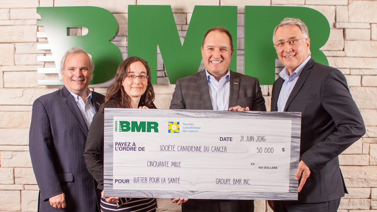 Alain John Pinard, directeur principal marketing pour Groupe BMR, Catherine Op de Beeck, agente aux partenariats corporatifs pour la SCC, Pascal Houle, chef de la direction de Groupe BMR et Denis Lalonde, directeur du développement et des opérations pour la SCC.
