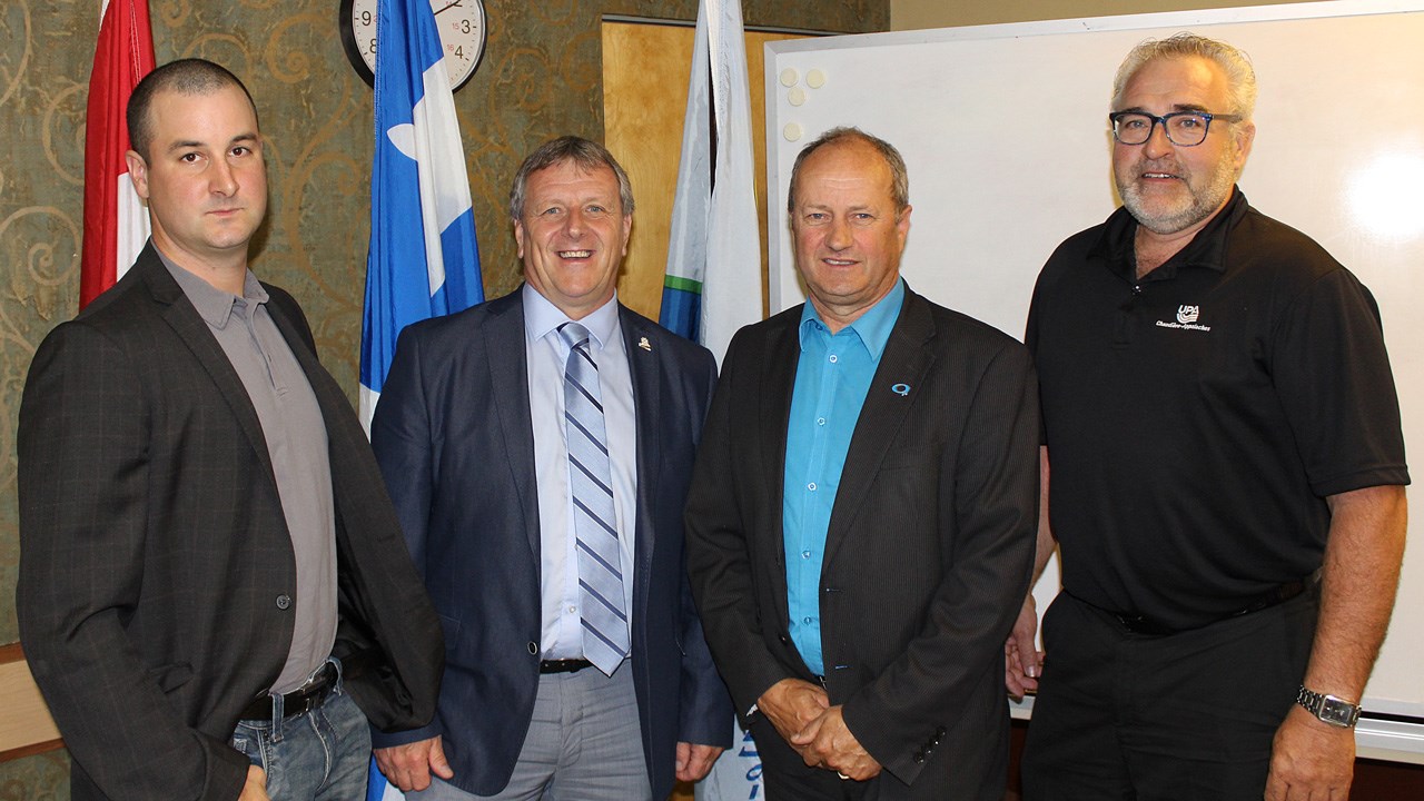 De gauche à droite : Frédéric Marcoux (président du Syndicat de l’UPA de La Nouvelle-Beauce), Gaétan Vachon (préfet suppléant de la MRC de La Nouvelle-Beauce et maire de Sainte-Marie), Cécilien Berthiaume (président des Éleveurs de porcs de la Beauce) et Paul Doyon (président de la Fédération de l’UPA de la Chaudière-Appalaches).