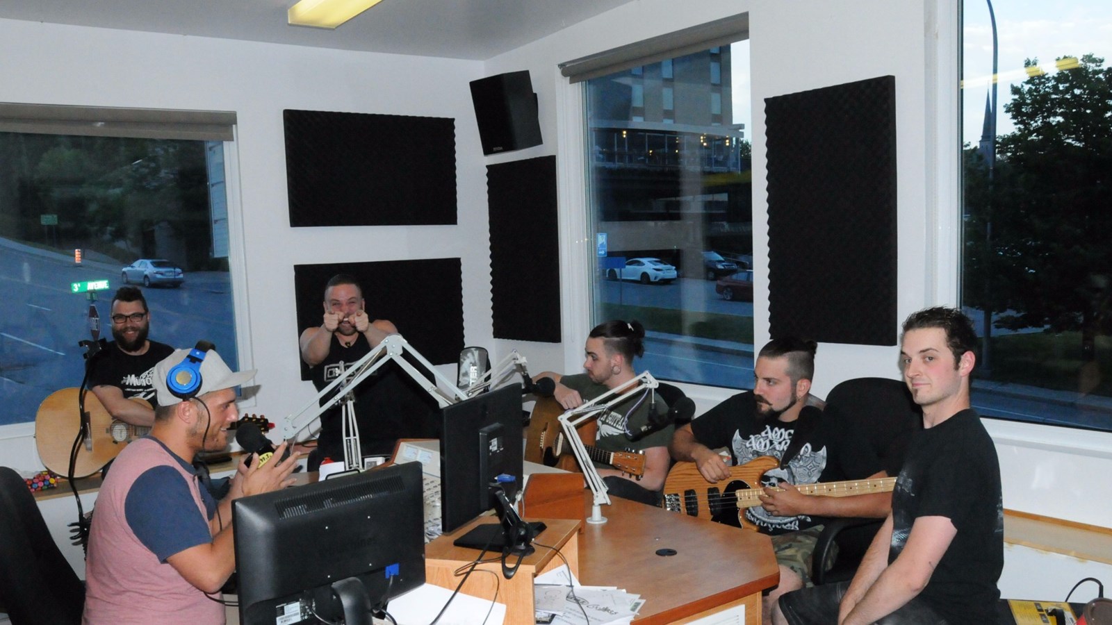 Le groupe composé d'Anthony et Julien Bouffard, Dave Carrier, Matthew Daigle et Jérôme Prévost, a échangé avec les amateurs lors de la diffusion en direct et a répondu aux questions de l'animateur Pat Giguère.