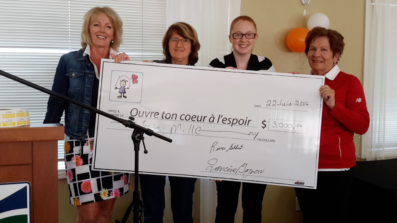 Francine Gagnon, Gemma Rodrigue, Joyce Pellerin et Reine Gilbert lors de la remis du don.