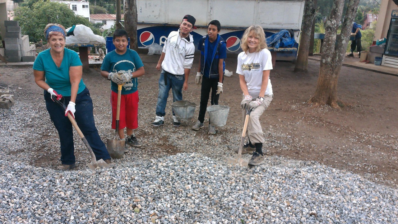 Des bénévoles de CASIRA travaillent à l'amélioration de l'école en compagnie de quelques élèves du Liceo San Francisco de Asis, au Guatemala.