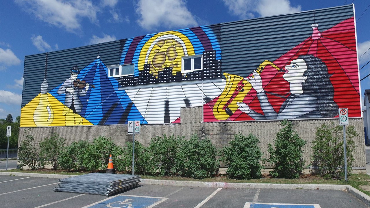 Normand DeLessard présente l’évolution de la fresque de la 2e édition des Arts de la rue