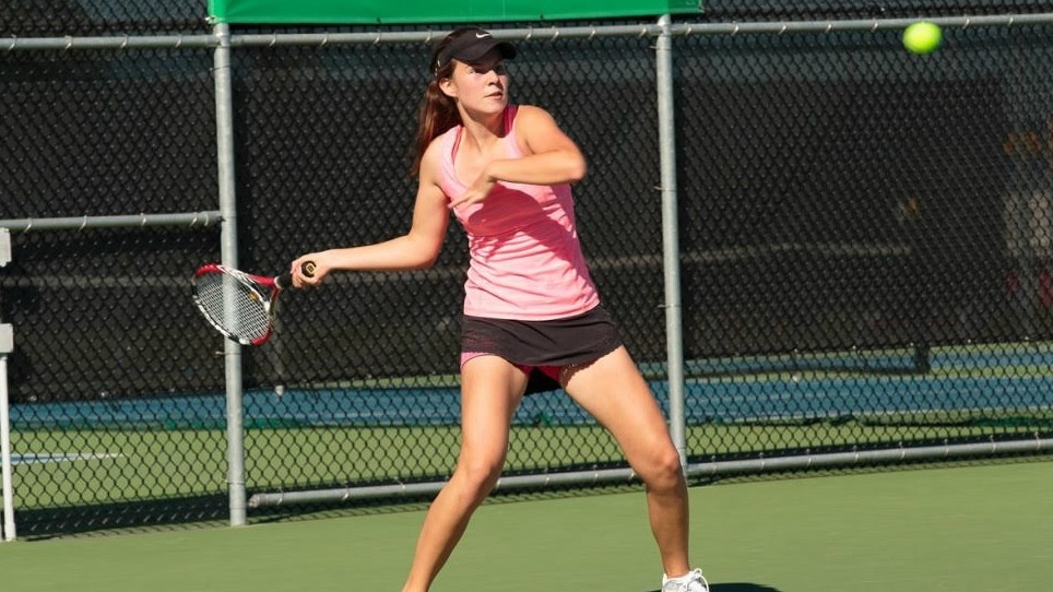 La joueuse de tennis AlexiAnn Drouin se démarque au Championnat québécois des 18 ans