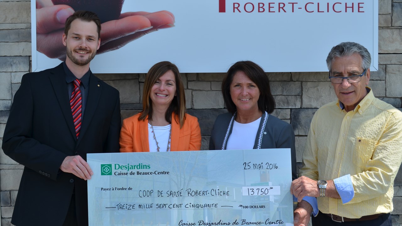 Jean-Daniel Plante, conseiller en développement des affaires chez Desjardins Assurances, Nancie Allaire, directrice générale de la Coopérative de santé Robert-Cliche, Sophie D’Anjou, directrice générale de la Caisse Desjardins de Beauce-Centre, et Michel Roy, président de la Coopérative de santé