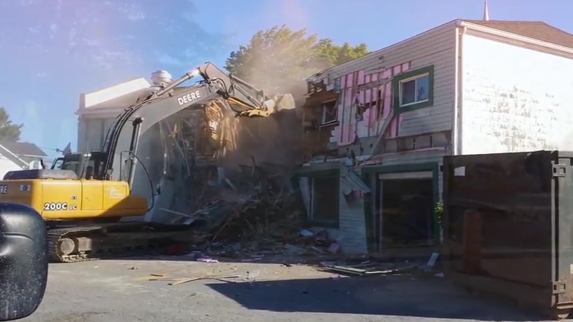 Normand DeLessard présente la démolition d'un vieux restaurant de Saint-Victor