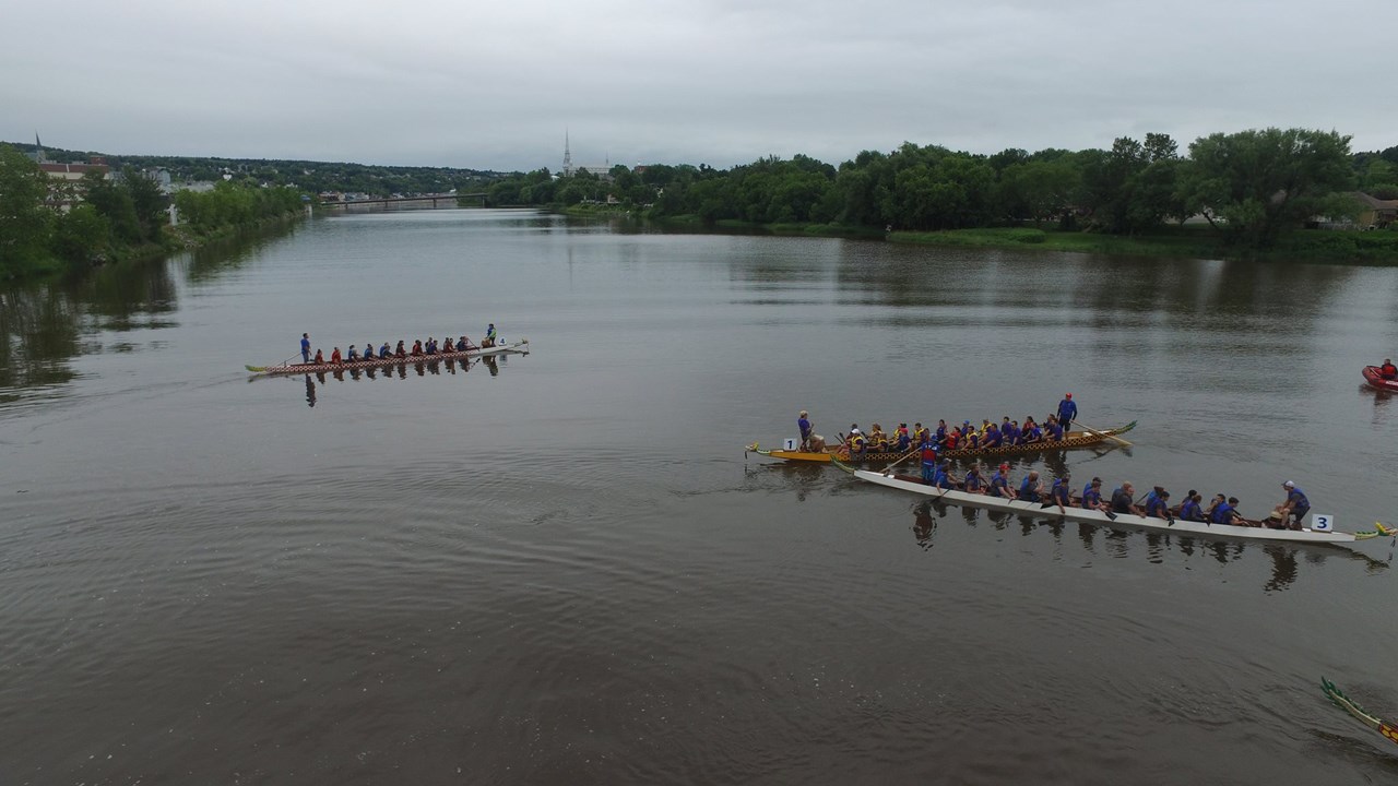 Normand DeLessard présente la course des bateaux-dragons de Saint-Georges