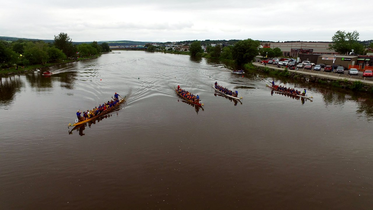 Normand DeLessard présente la course des bateaux-dragons de Saint-Georges