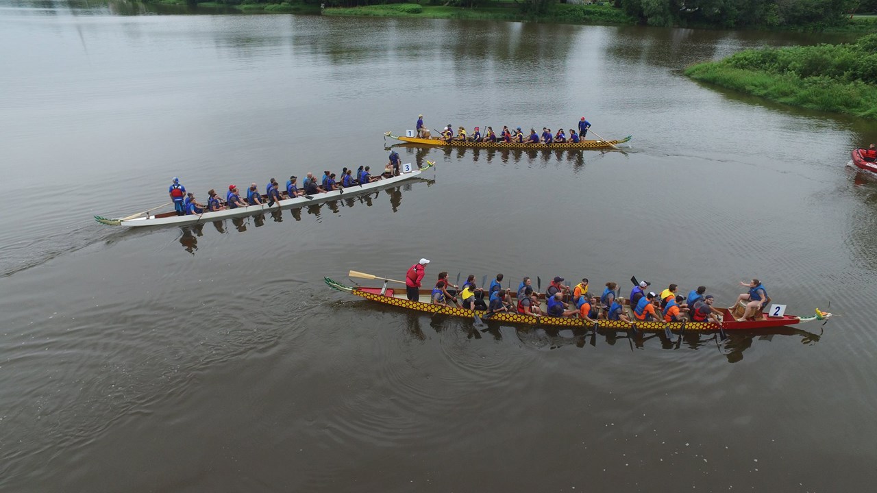 Normand DeLessard présente la course des bateaux-dragons de Saint-Georges
