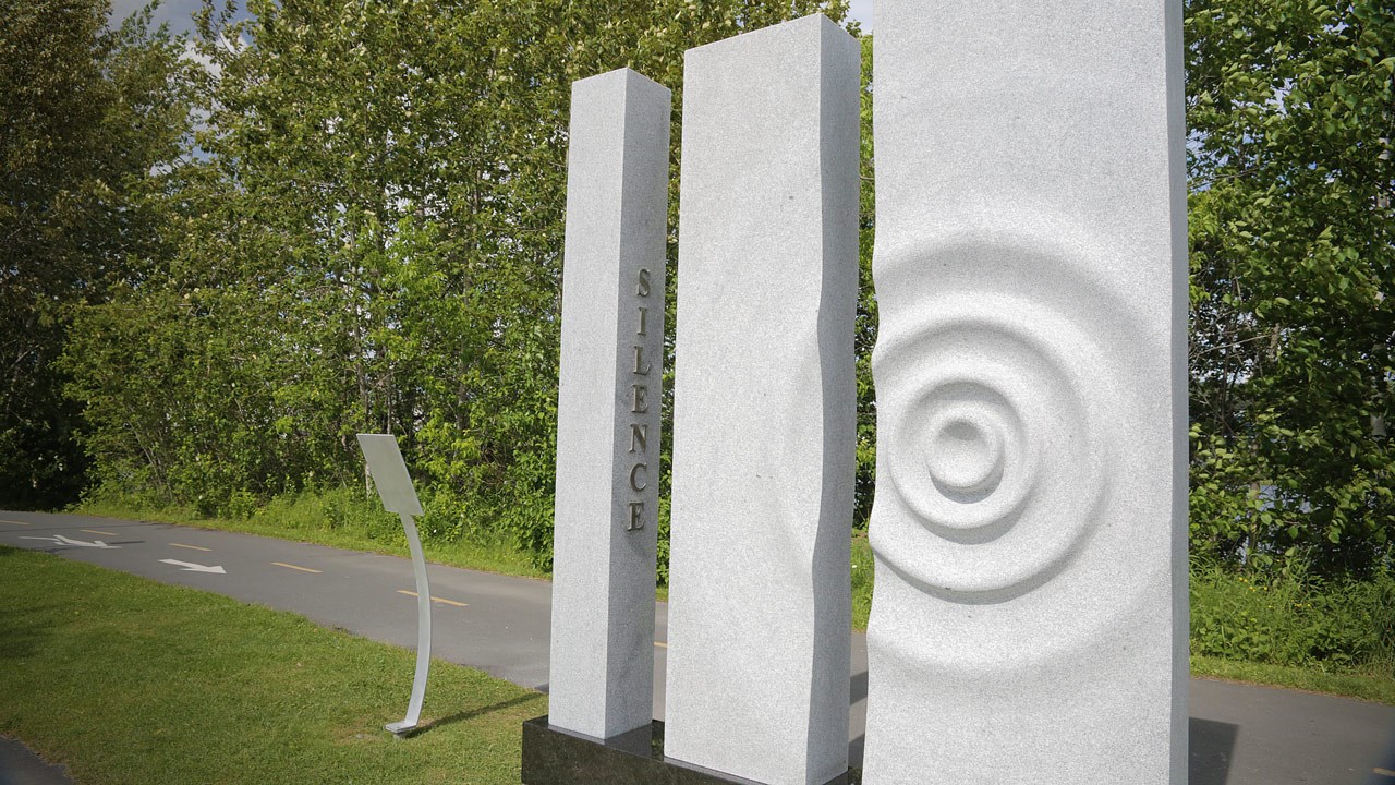 L'oeuvre « Du visible à l’invisible » a été réalisée par Jean-François Maheux et Nadine Mercier.